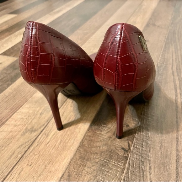 🚫SOLD🚫GUESS Heels - Picture 7 of 16